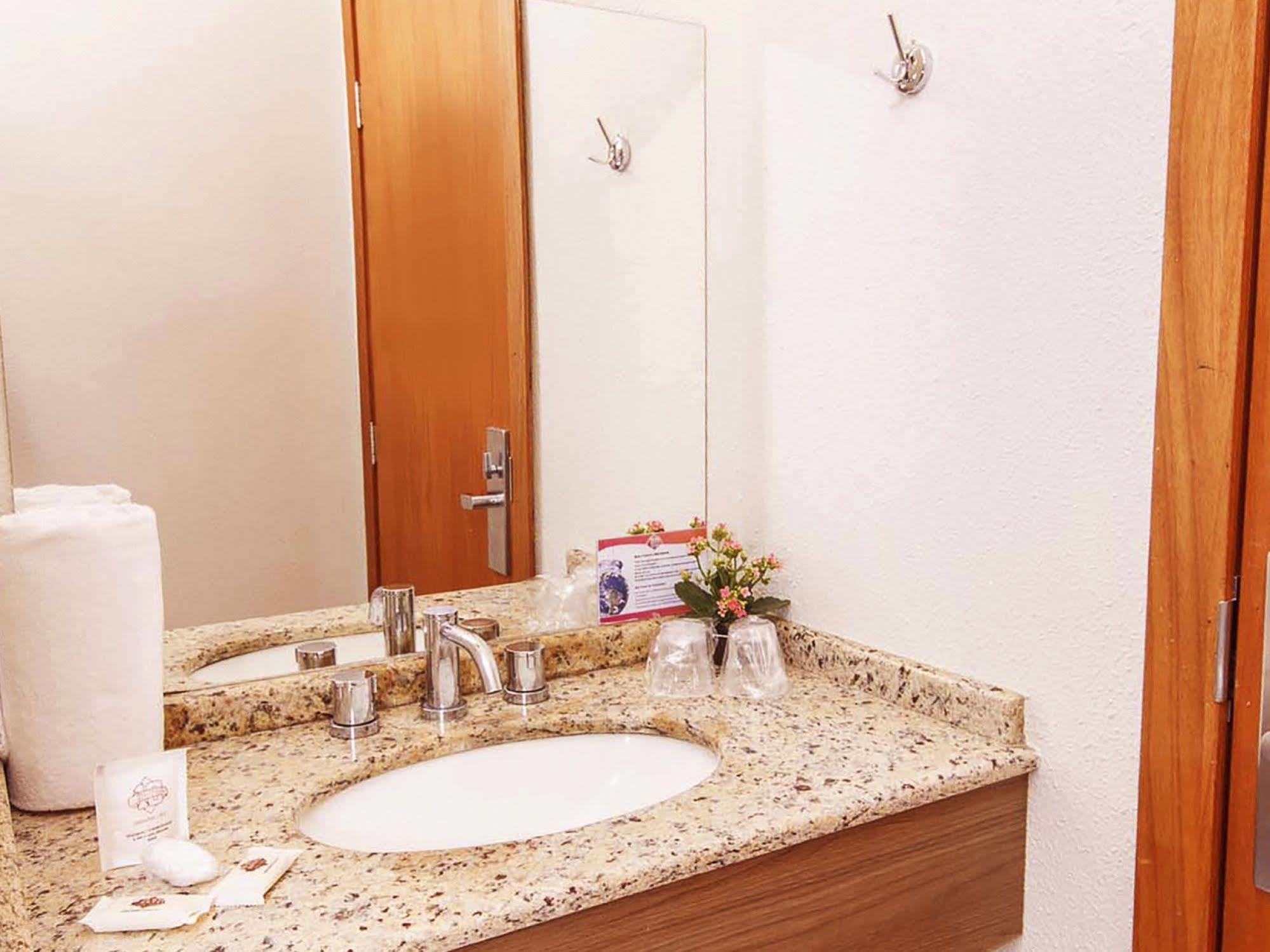 Hotel 10 Ponta Grossa Понта Гроса Екстериор снимка
